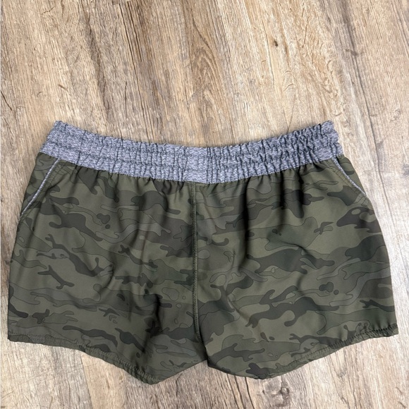 Vuori • Camo Clementine Shorts - Picture 7 of 7